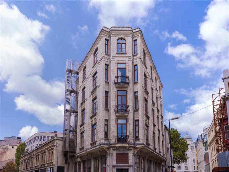 Dehumidifiers-Hire-Tackle-Damp-Issues-in-Older-Buildings