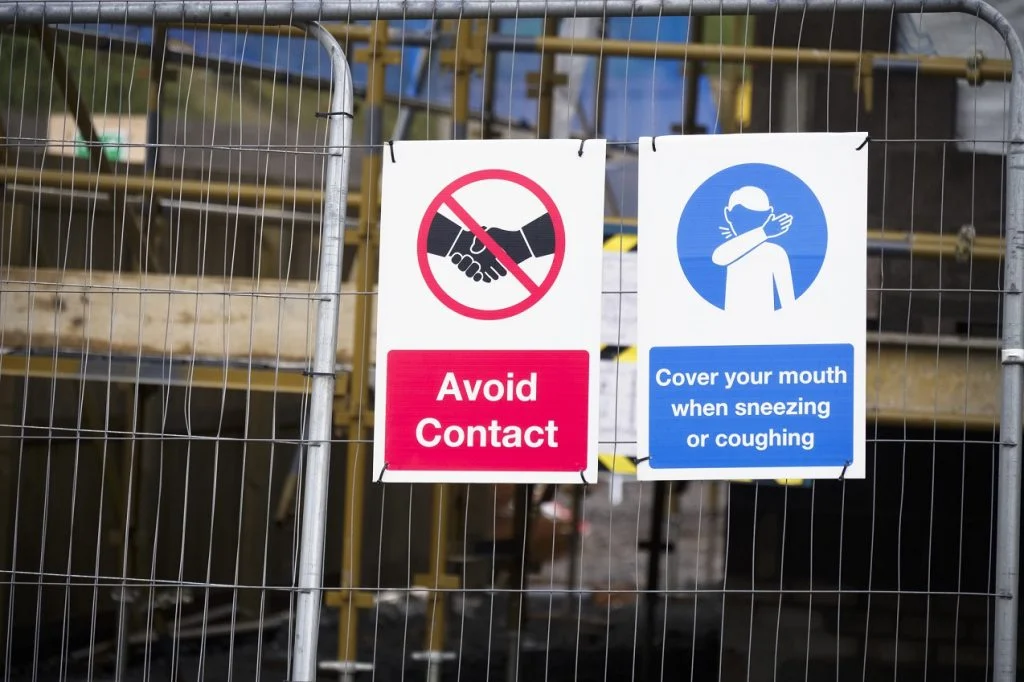 Construction site provided with air changes and heating via single unit