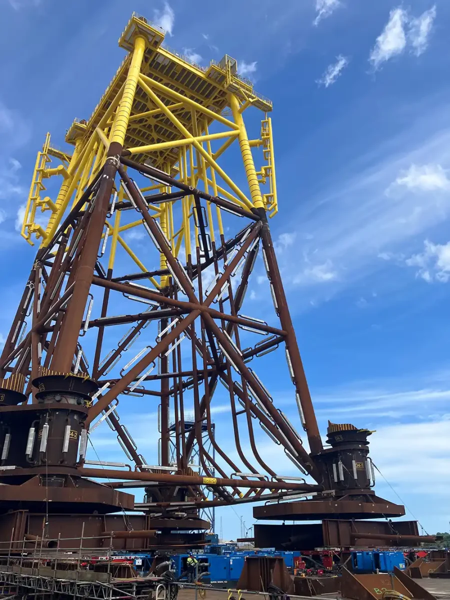 Precise ballasting on the River Tyne — 3,000-tonne module load-out